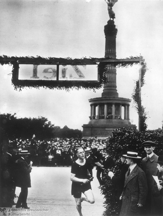 Relay Race in Berlin (1908)